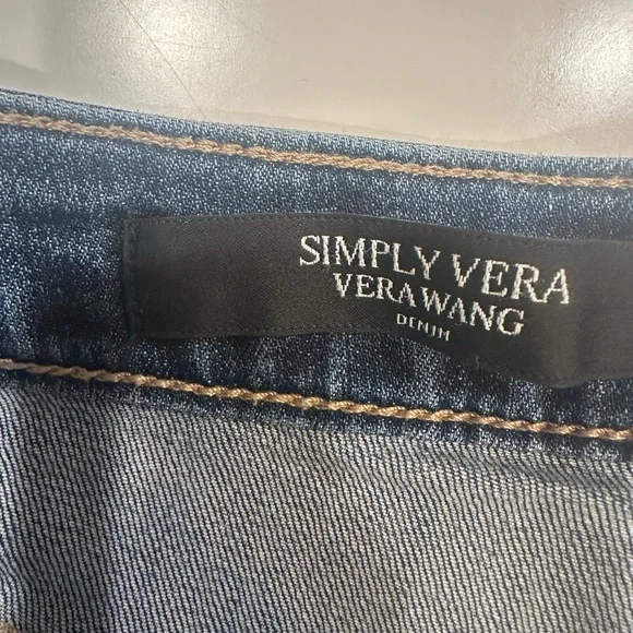 Simply Vera Vera Wang Blue Floral Embroidered‎ Cropped Jeans - Picture 2 of 9